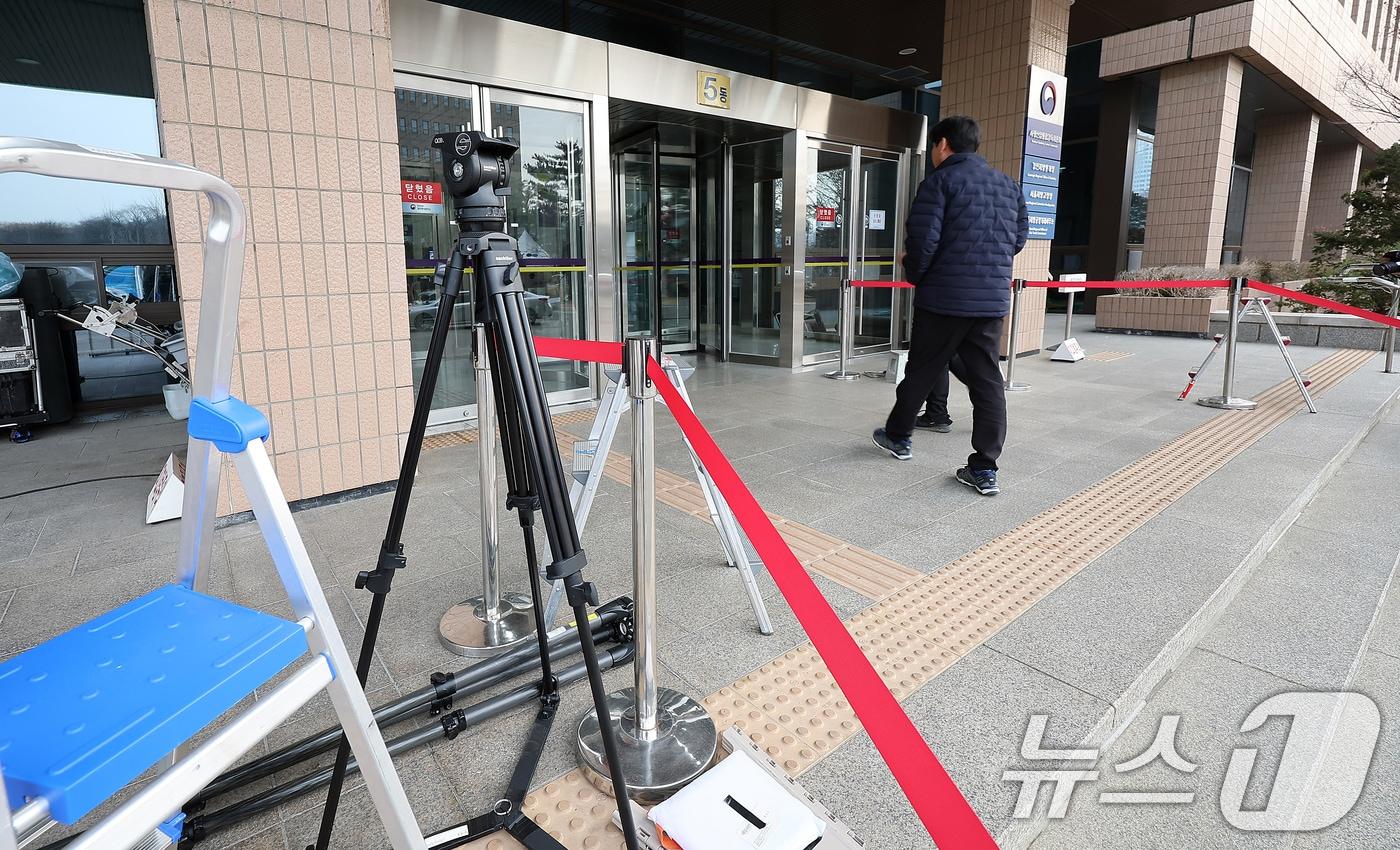 윤석열 대통령 2차 체포영장 집행이 임박한 가운데 13일 경기도 정부과천청사 고위공직자범죄수사처(공수처)에 포토라인이 설치돼 있다. 한편 공수처는 지난 주말 공조수사본부 차원에서 경찰 국가수사본부와의 협의를 지속, 경찰력·장비 동원 규모 등 영장 집행계획 구체화에 힘을 쏟은 것으로 전해졌다. 2025.1.13/뉴스1 ⓒ News1 김진환 기자