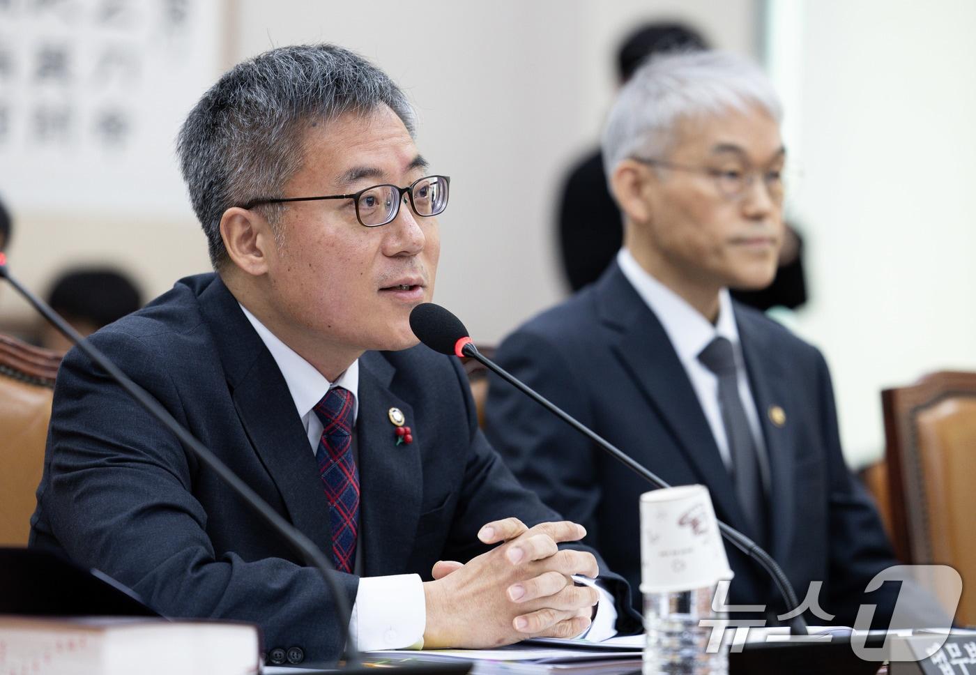 김석우 법무부 차관이 13일 오전 서울 여의도 국회에서 열린 법제사법위원회(법사위) 전체회의에서 의원 질문에 답변하고 있다. 이번 회의에서는 윤석열 정부의 내란ㆍ외환 행위의 진상규명을 위한 특별검사 임명 등에 관한 법률안을 논의한다. 2025.1.13/뉴스1 ⓒ News1 이재명 기자