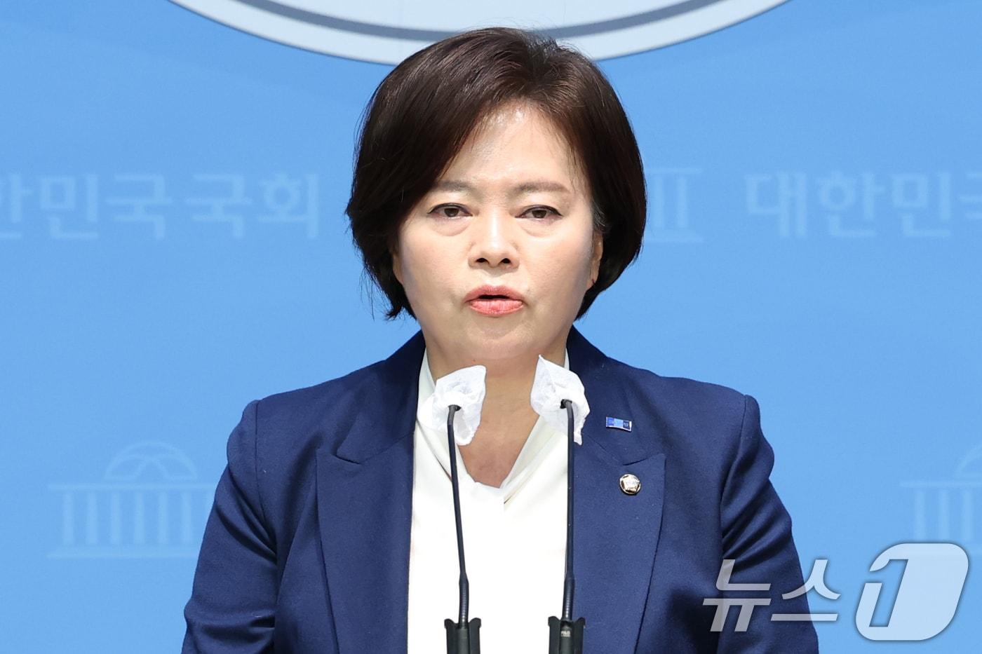 (사진은 기사 내용과 무관함) 정춘생 조국혁신당 의원이 13일 오전 서울 여의도 국회 소통관에서 김민전 국민의힘 의원 징계안 발의 관련 기자회견을 하고 있다. 2025.1.13/뉴스1 ⓒ News1 이광호 기자