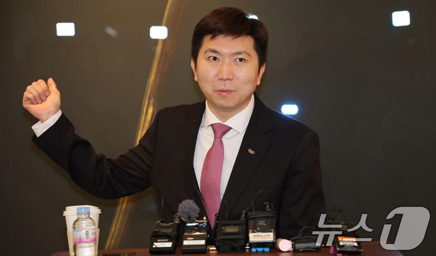 제42대 대한체육회장 선거에 출마하는 유승민 후보가 13일 오전 서울 종로구 삼청로 학고재 갤러리에서 기자회견을 하고 있다. 2025.1.13/뉴스1 ⓒ News1 임세영 기자