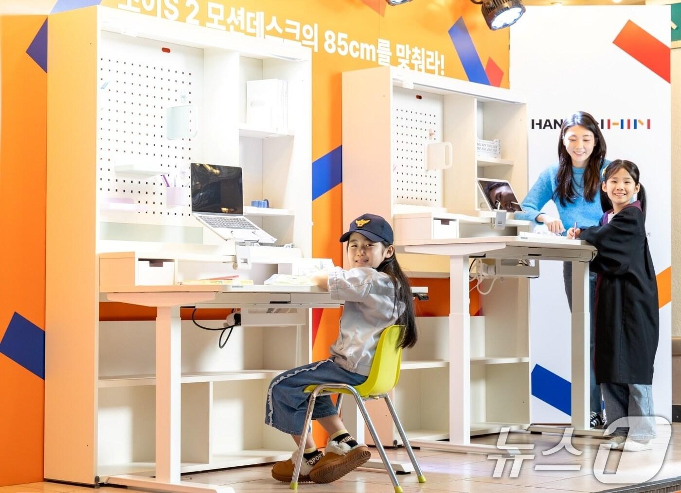 본문 이미지 - 지난 10일 서울 송파구 키자니아 서울에서 어린이들이 모션데스크의 높낮이를 조절해보며 체험하고 있다. &#40;한샘 제공&#41; 2025.1.13/뉴스1