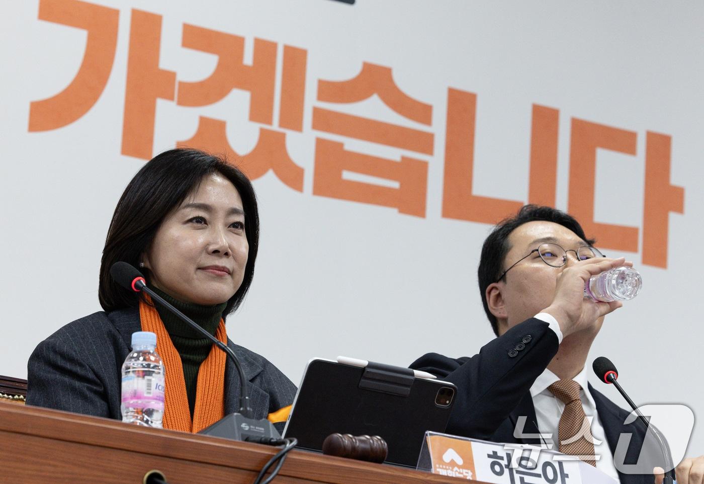 천하람 개혁신당 원내대표가 13일 오전 서울 여의도 국회에서 열린 최고위원회의에서 발언 중 물을 마시고 있다. 왼쪽은 허은아 대표. 2025.1.13/뉴스1 ⓒ News1 이재명 기자