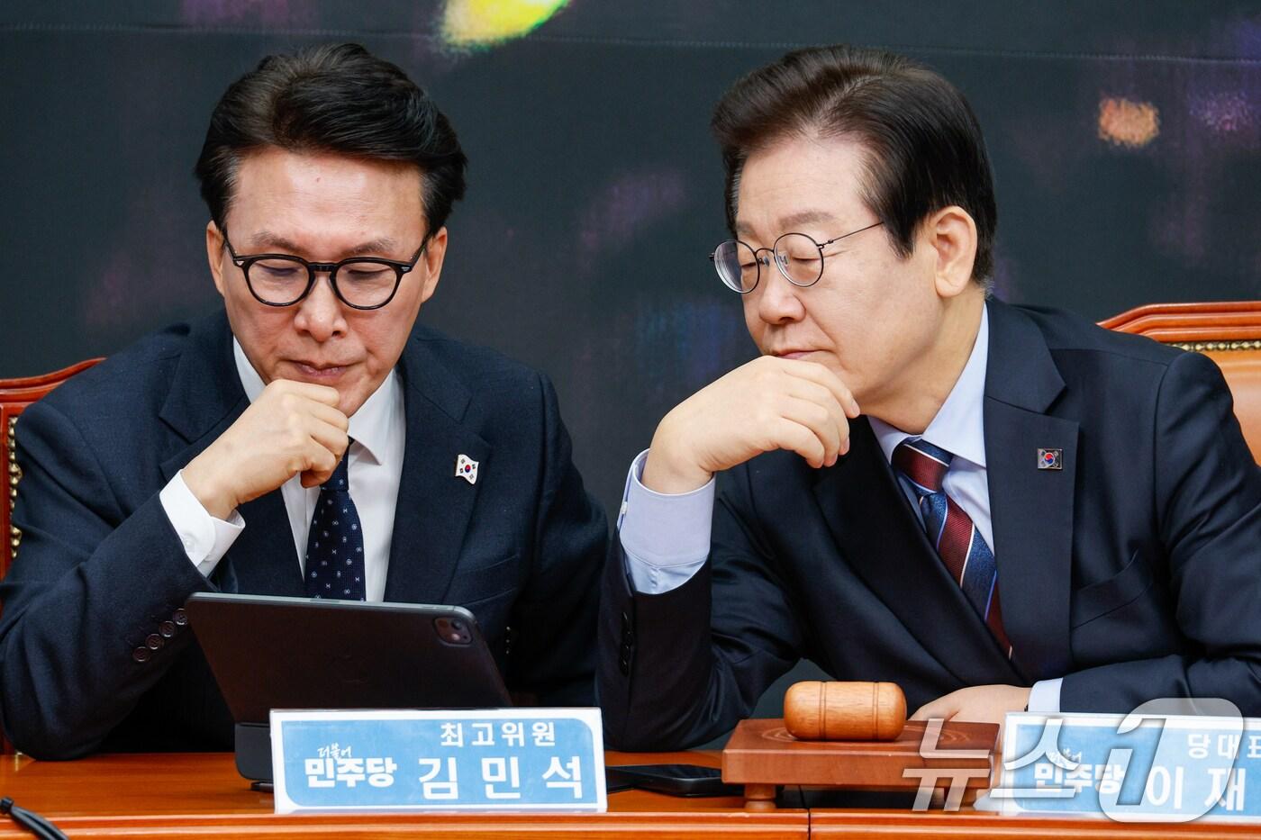 본문 이미지 - 이재명 더불어민주당 대표(오른쪽)와 김민석 최고위원이 13일 오전 서울 여의도 국회에서 열린 최고위원회의에 참석해 이언주 최고위원 발언 중 댓글을 살피고 있다. 2025.1.13/뉴스1 ⓒ News1 안은나 기자