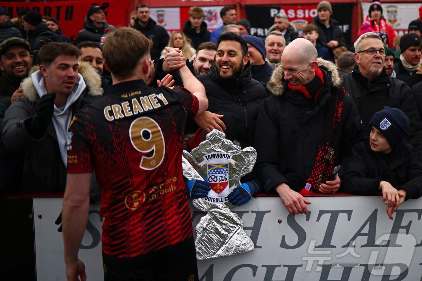경기 후 팬들과 인사하는 탬워스 선수들ⓒ AFP=뉴스1