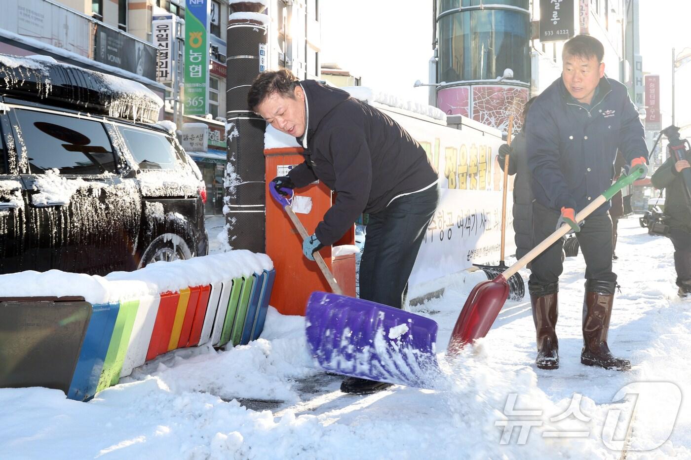 정읍시가 한파와 폭설 대비를 강화하며 취약계층 등 시민 안전 보호에 나섰다. 이학수 시장이 공무원들과 함께 시내 주요도로의 눈을 치우고 있다.(정읍시 제공)2025.1.13/뉴스1 