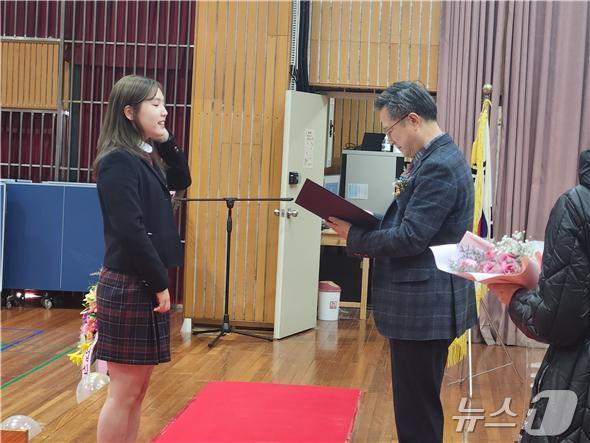 본문 이미지 - 전북자치도 진안군 안천중학교 총동창회가 졸업생에게 장학금을 전달하고 있다.&#40;안천중학교제공&#41;2025.1.13/뉴스1