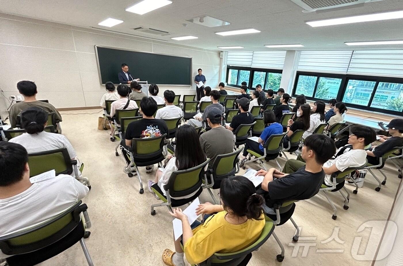  정읍시가 청년들의 시정 참여를 유도하기 위해 ‘청년 참여포인트 제도’를 운영한다. 정읍시 지역 청년과의 대회&#40;정읍시 제공&#41;2025.1.13/뉴스1 