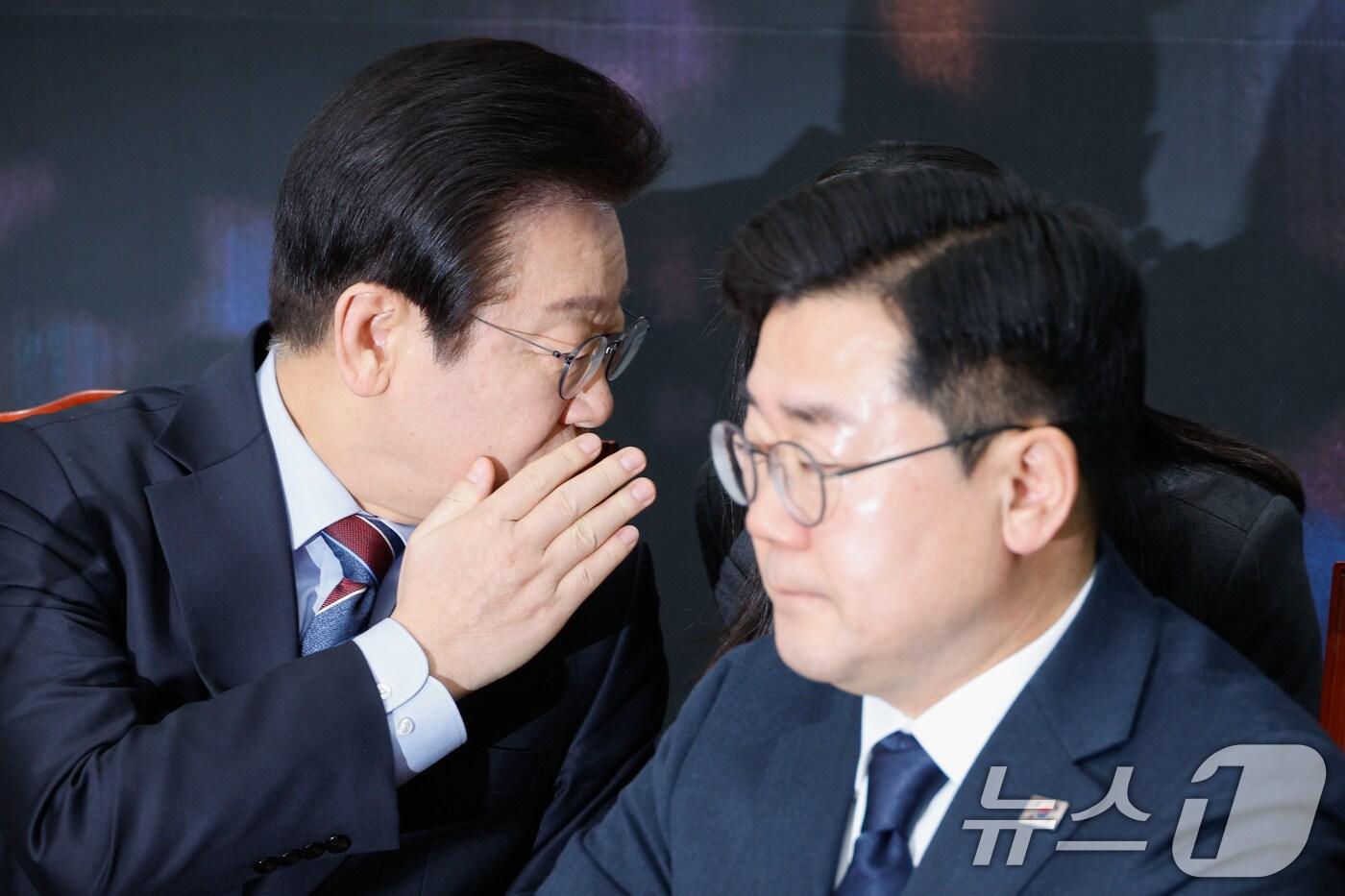 이재명 더불어민주당 대표가 13일 오전 서울 여의도 국회에서 열린 최고위원회의에 참석해 직원과 대화하고 있다. 2025.1.13/뉴스1 ⓒ News1 안은나 기자