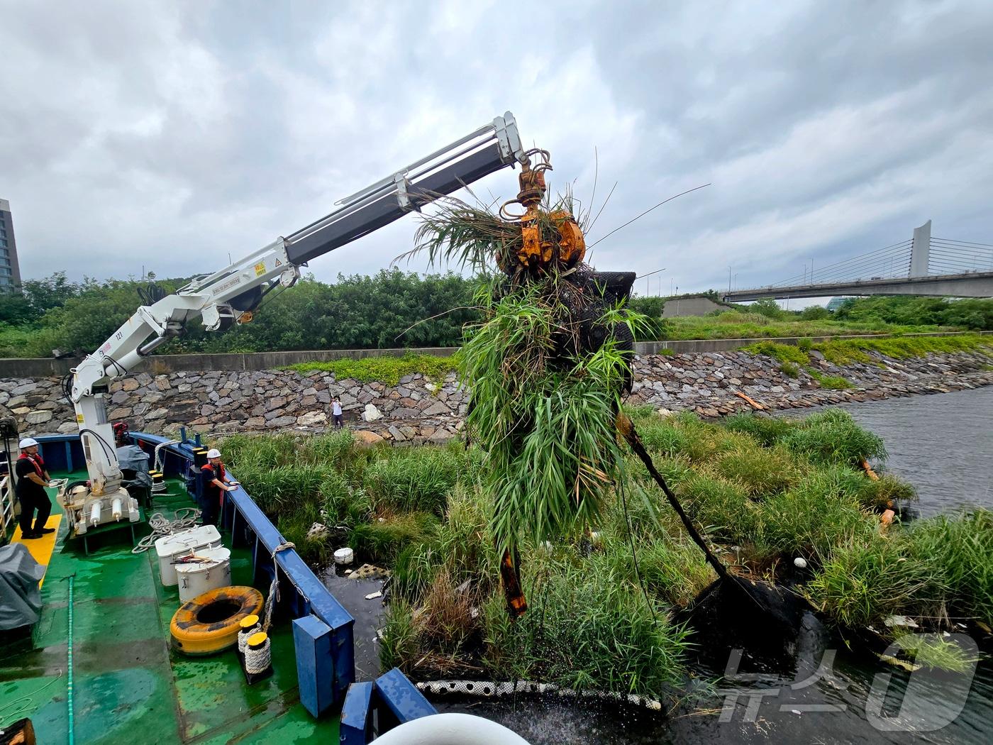 본문 이미지 - 경인 아라뱃길 하천쓰레기 수거(해양환경공단 제공)