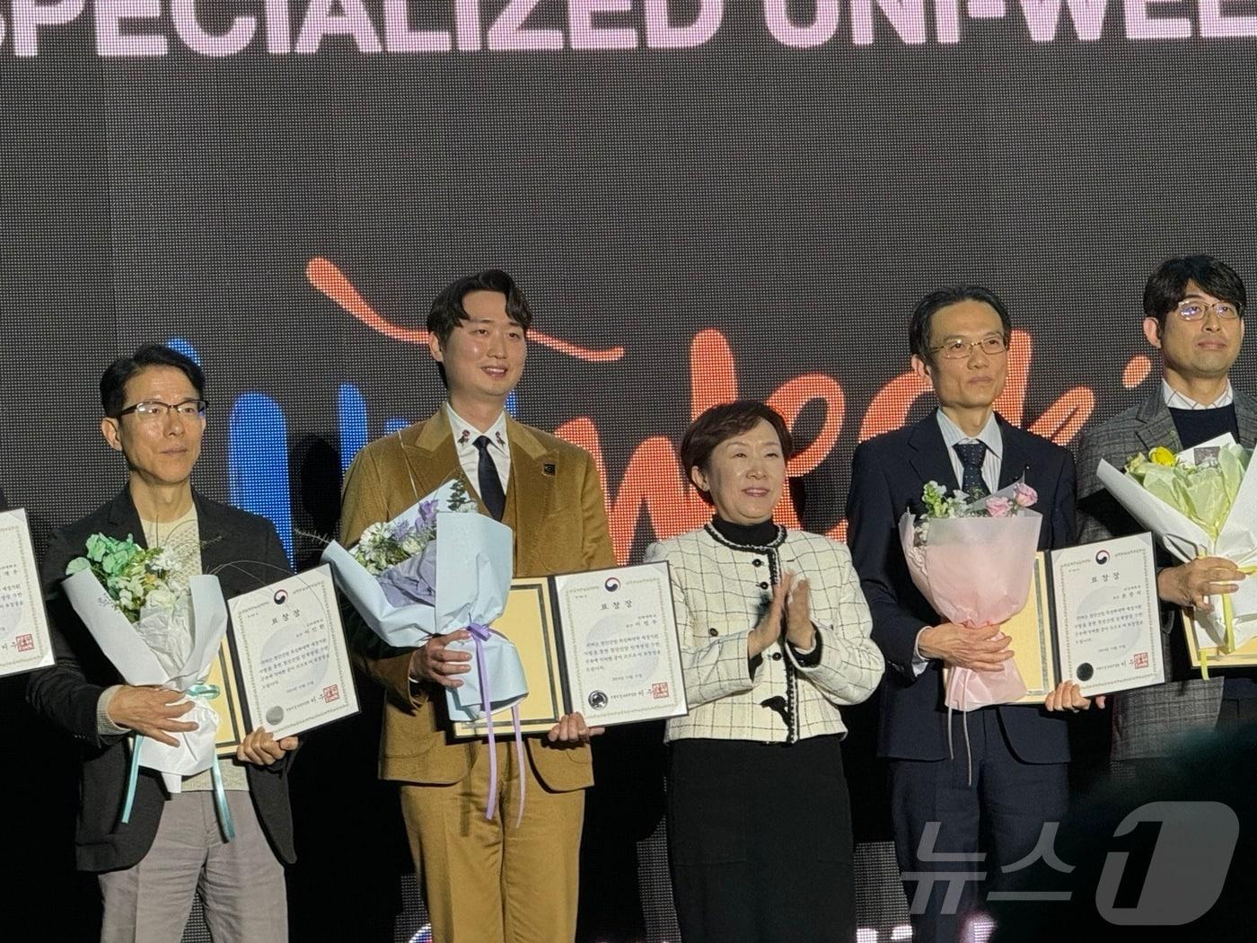 본문 이미지 - (사진 왼쪽에서 두 번쨰)이영우 반도체시스템공학과 교수가 첨단산업 특성화 대학지원 사업에서 교육부장관상을 받고 기념사진을 촬영하고 있다.(인하대 제공)2025.1.13/뉴스1