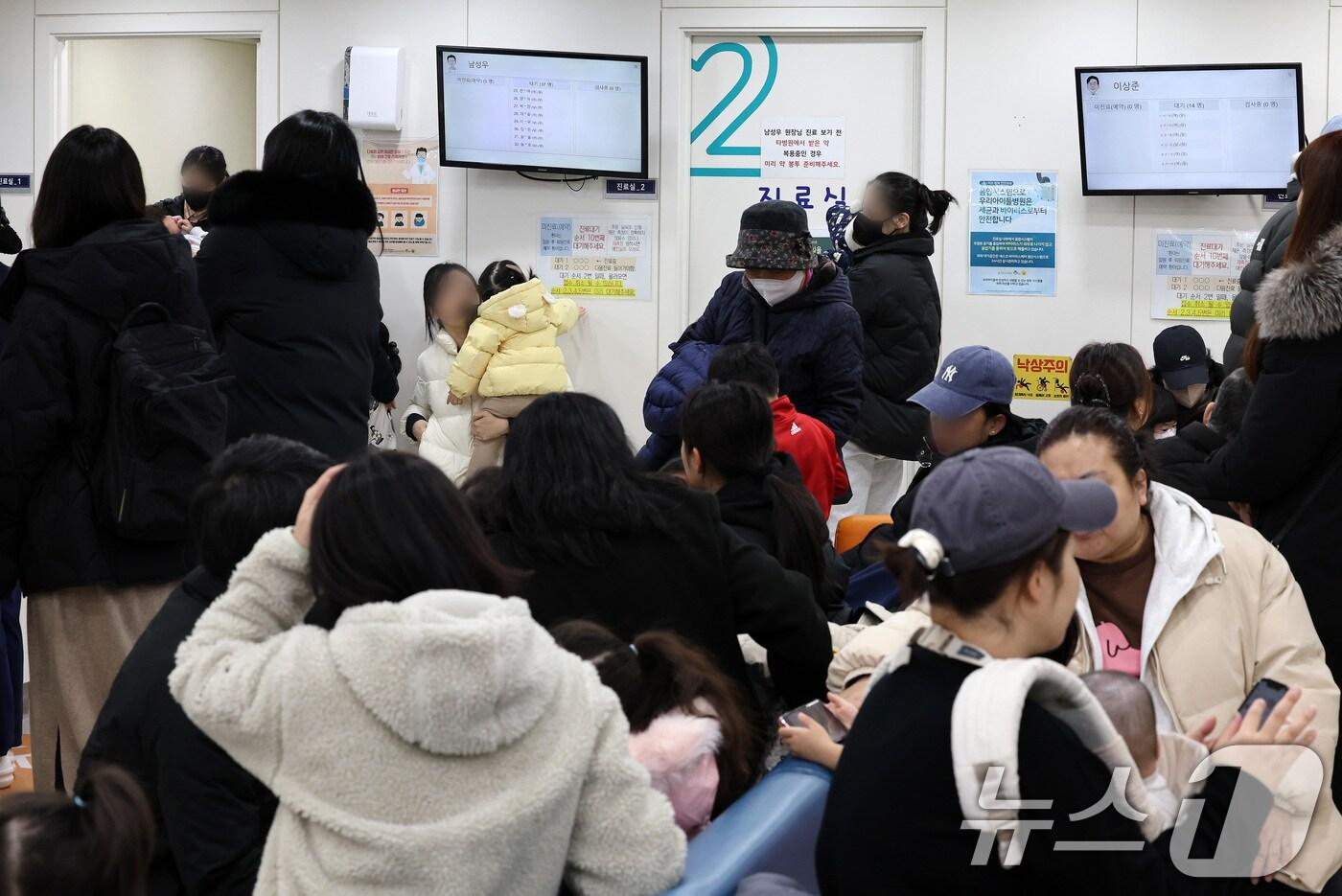 어린이병원을 찾은 어린이 환자와 보호자가 진료를 받기 위해 대기하고 있다.&#40;자료사진&#41;/뉴스1 DB