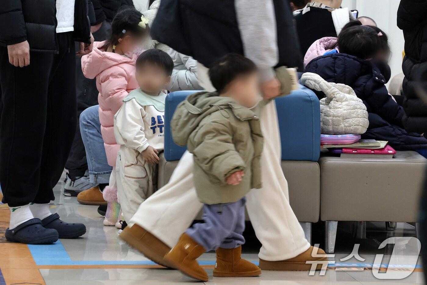 13일 서울의 한 어린이병원을 찾은 어린이 환자와 보호자가 진료를 받기 위해 대기하고 있다. 2025.1.13/뉴스1 ⓒ News1 이동해 기자