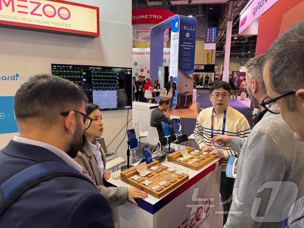 본문 이미지 - 동아에스티와 메쥬 관계자가 CES 2025에 설치한 '하이카디' 부스에서 참관객에게 제품을 소개하고 있다.(동아에스티 제공)/뉴스1