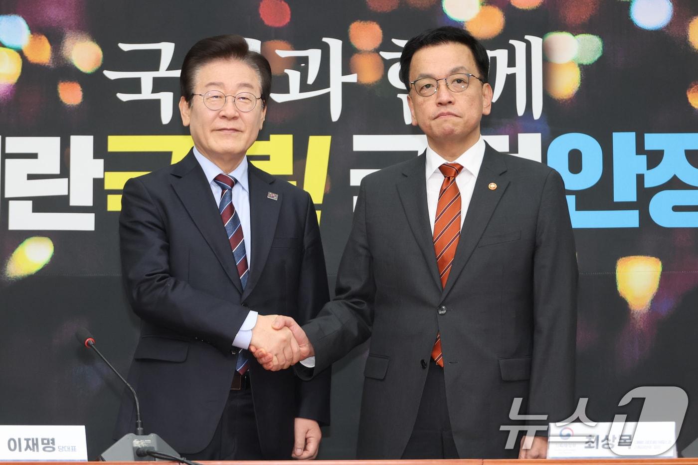 본문 이미지 - 최상목 대통령 권한대행 부총리 겸 기획재정부 장관이 13일 서울 여의도 국회에서 더불어민주당 이재명 대표와 면담에 앞서 악수하고 있다.2025.1.13/뉴스1 ⓒ News1 국회사진취재단