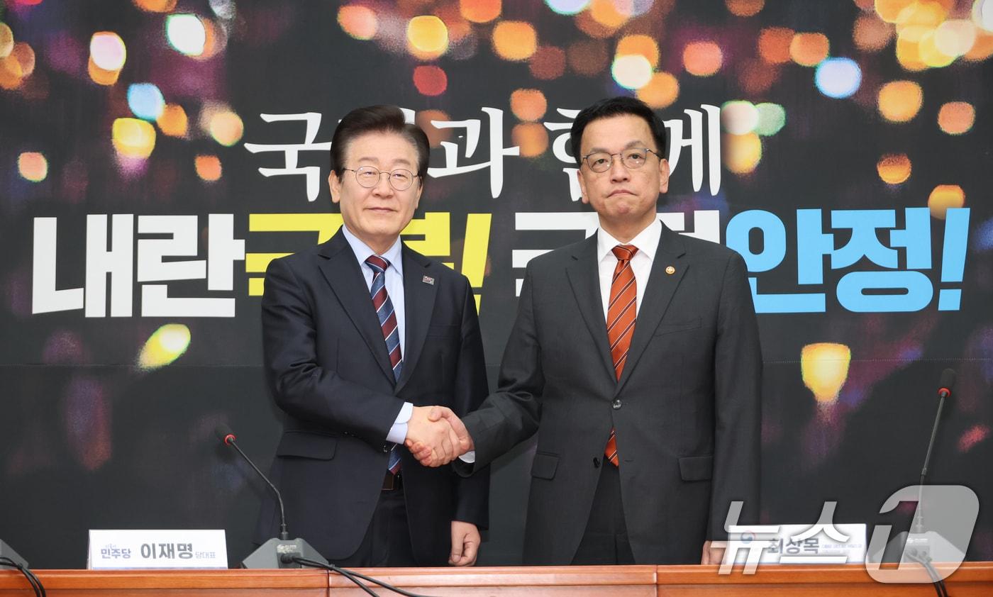 최상목 대통령 권한대행 부총리 겸 기획재정부 장관이 13일 서울 여의도 국회에서 더불어민주당 이재명 대표와 면담에 앞서 악수하고 있다.2025.1.13/뉴스1 ⓒ News1 국회사진취재단