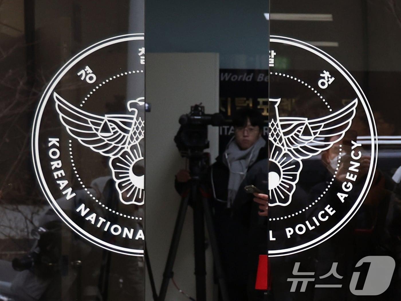 본문 이미지 - 서울 서대문구 국수본에서 취재진이 대기하는 모습. 2025.1.13/뉴스1 ⓒ News1 황기선 기자