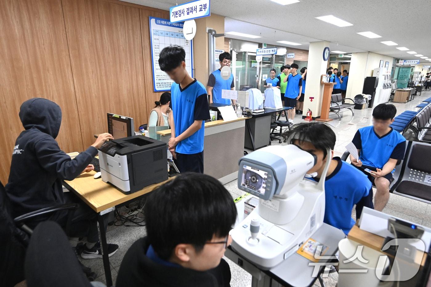 본문 이미지 - 2025년도 첫 병역판정검사가 시작된 1월 13일 오전 경기 수원시 팔달구 경인지방병무청에서 입영대상자들이 신체검사를 받고 있다. (공동취재) 2025.1.13 ⓒ 뉴스1 김영운 기자
