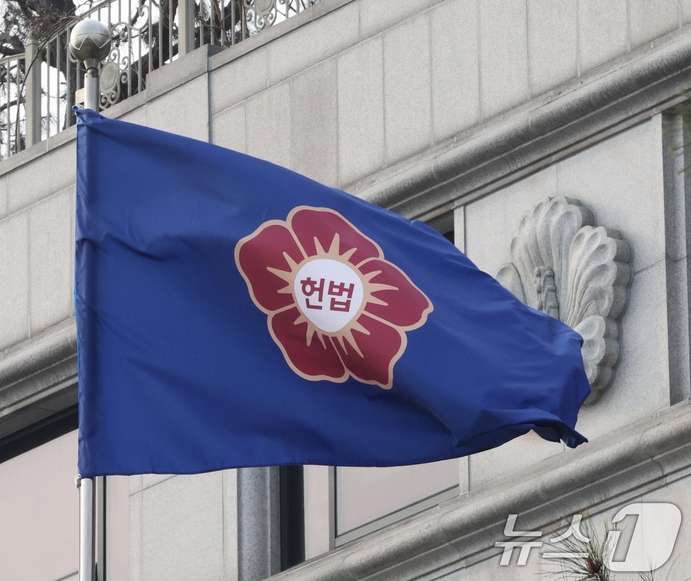 본문 이미지 - 윤석열 대통령 탄핵심판 사건의 첫 변론기일이 하루 앞으로 다가온 13일 서울 종로구 헌법재판소에 헌법 깃발이 바람에 나부끼고 있다. 윤 대통령 측이 체포영장 집행 시도에 따른 신변 안전 우려 등을 이유로 불출석 의사를 밝힌 만큼, 첫 기일은 공전이 불가피할 전망이다. 2025.1.13/뉴스1 ⓒ News1 송원영 기자