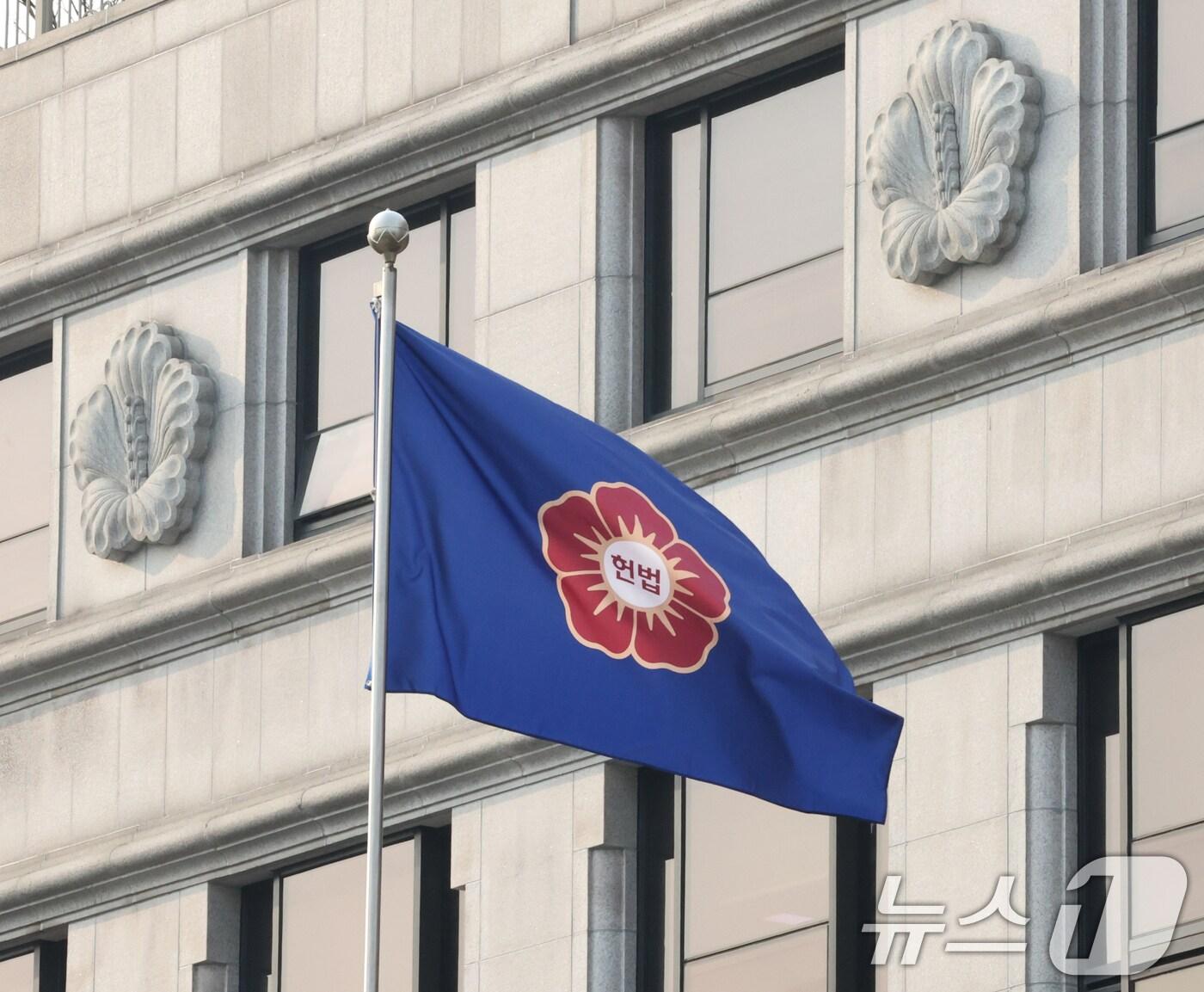 본문 이미지 -  13일 서울 종로구 헌법재판소에 헌법 깃발이 바람에 나부끼고 있다.  2025.1.13/뉴스1 ⓒ News1 송원영 기자