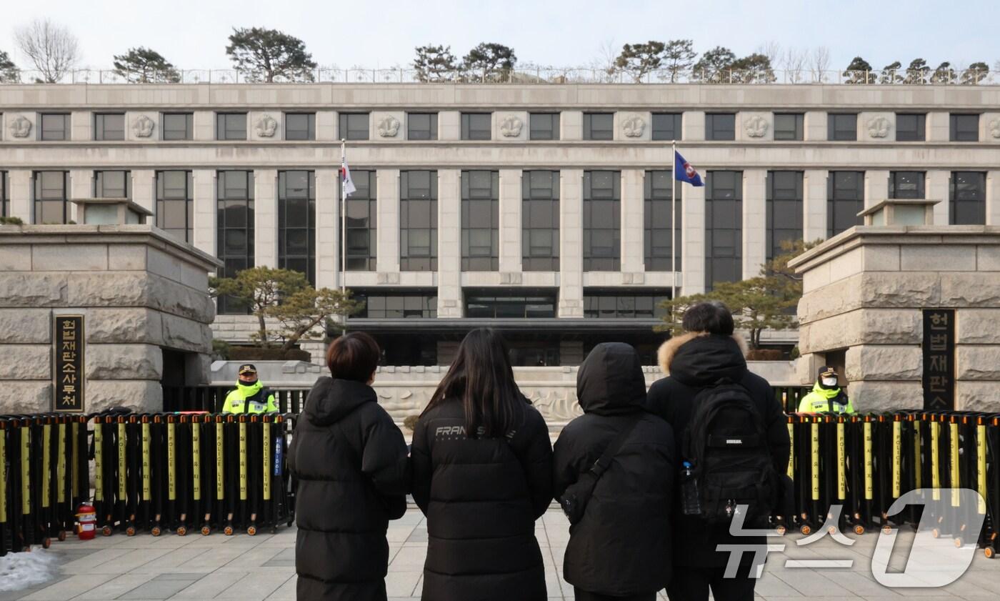 윤석열 대통령 탄핵심판 사건의 첫 변론기일이 하루 앞으로 다가온 13일 서울 종로구 헌법재판소에서 시민들이 헌재를 바라보고 있다. 2025.1.13/뉴스1 ⓒ News1 송원영 기자