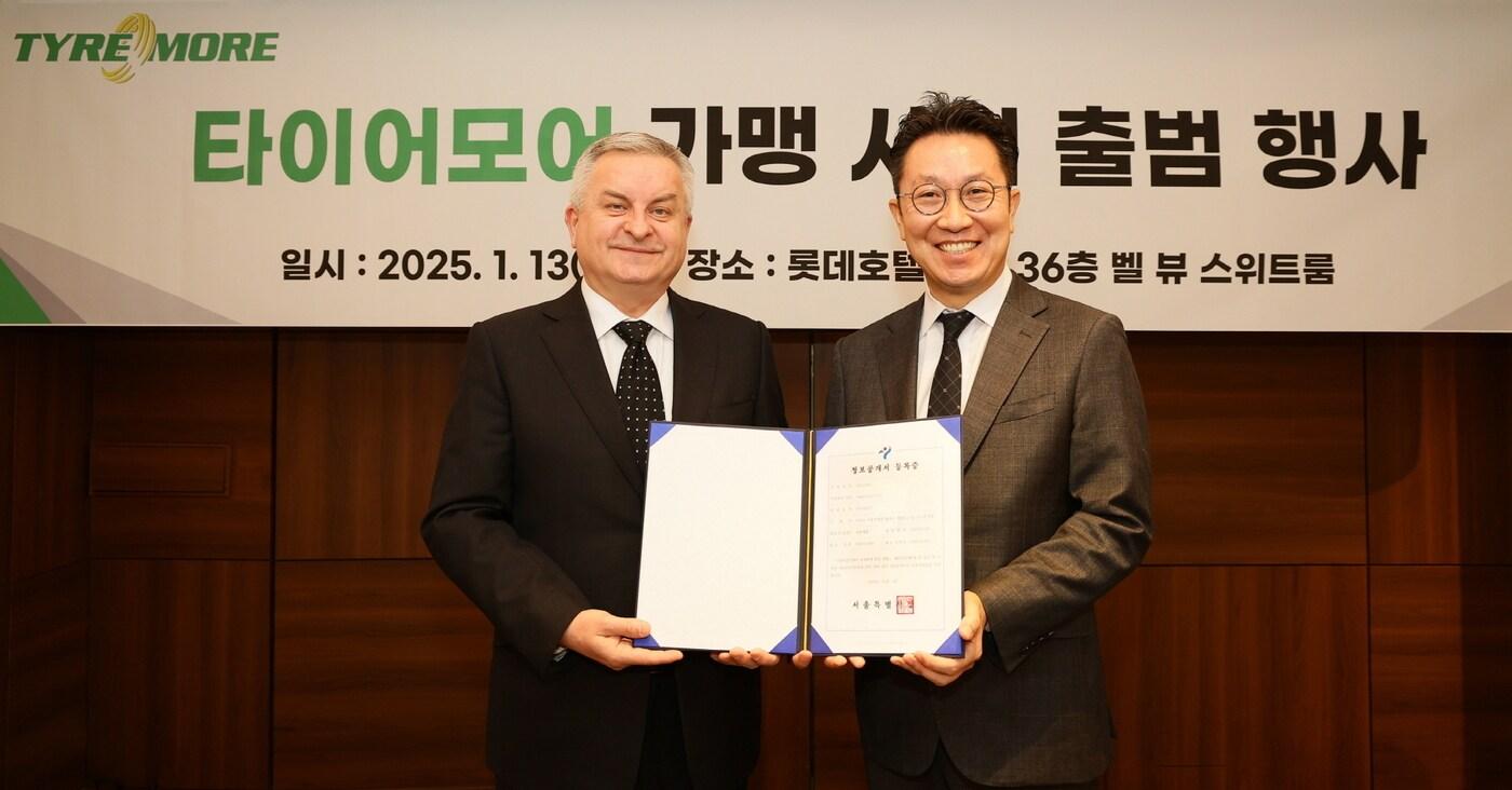 제롬 뱅송 미쉐린코리아 대표(왼쪽)와 김성건 타이어모어 프랜차이즈 사업 팀장이 13일 서울 중구 롯데호텔에서 열린 '타이어모어 가맹 사업 출범 행사'에서 서울시로부터 받은 타이어모어 가맹 사업 면허를 보이고 있다(미쉐린코리아 제공). 2025.01.13.