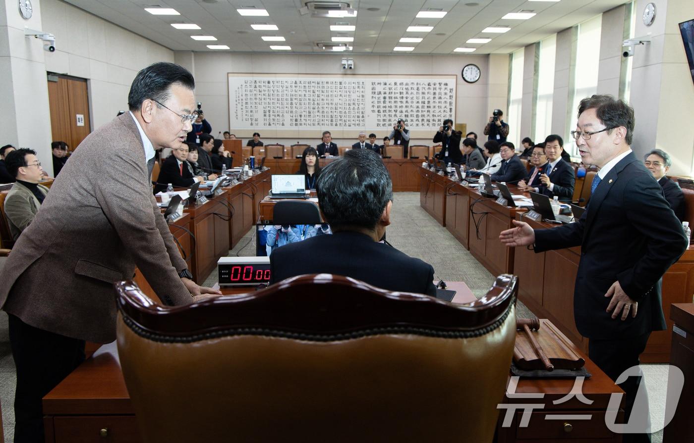 정청래 국회 법제사법위원회 위원장(가운데)와 유상범 국민의힘 간사(왼쪽), 박범계 더불어민주당 간사가 13일 오전 서울 여의도 국회에서 열린 법제사법위원회(법사위) 전체회의에서 대화를 하고 있다. 이번 회의에서 윤석열 정부의 내란ㆍ외환 행위의 진상규명을 위한 특별검사 임명 등에 관한 법률안 통과 시켰다. 2025.1.13/뉴스1 ⓒ News1 이재명 기자