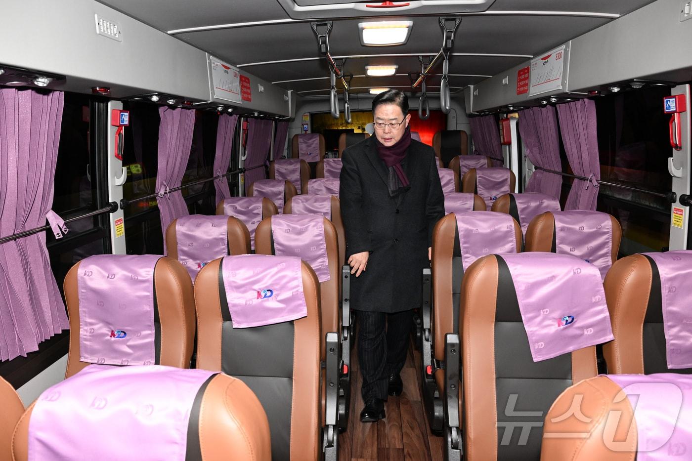 강수현 경기 양주시장이 8300번 광역버스 개통 첫날인 13일 오전 첫차를 탑승하고 둘러보는 모습.