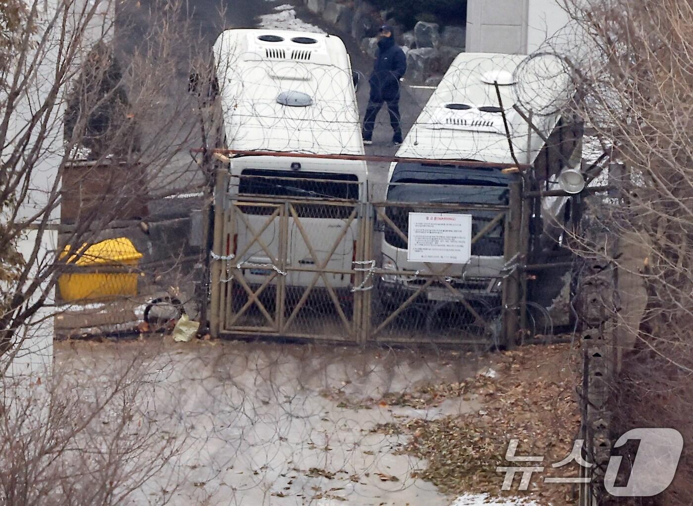 본문 이미지 - 윤석열 대통령 체포영장 집행 초읽기에 들어간 13일 서울 용산구 한남동 대통령 관저에서 가로 막힌 출입구 앞을 관계자가 지나고 있다./뉴스1 ⓒ News1 박정호 기자