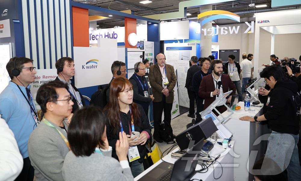 본문 이미지 - 전미소비자협회(CTA) 관계자를 비롯한 기관 투자자들이 ‘K-water관’을 관람하고 있다. (한국수자원공사 제공)/뉴스1