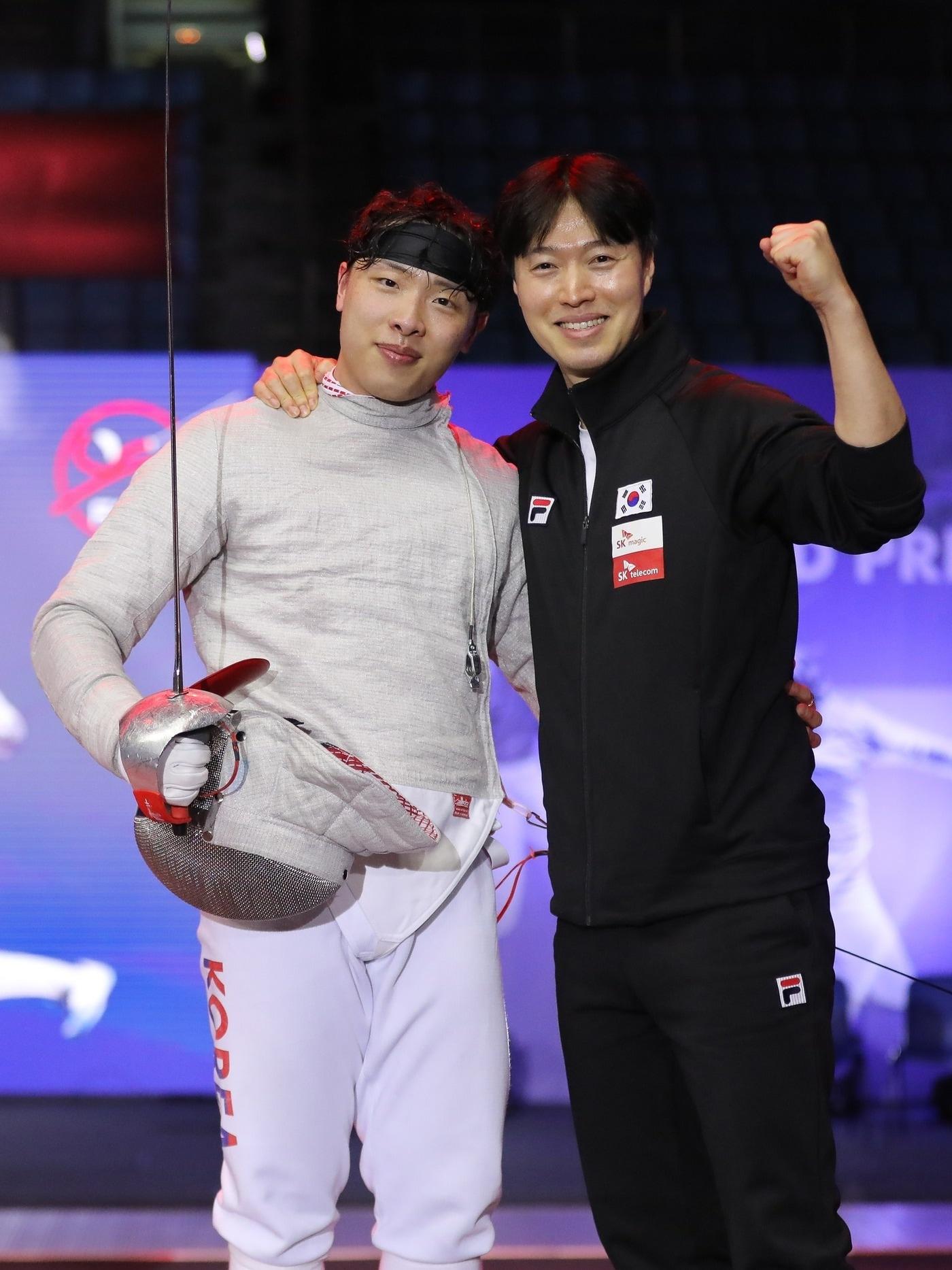 본문 이미지 - 펜싱 남자 사브르 대표팀의 박상원이 12일(현지시간) 열린 튀니스 그랑프리에서 금메달을 차지한 뒤 원우영 코치와 함께 기뻐하고 있다. (대한펜싱협회 제공)