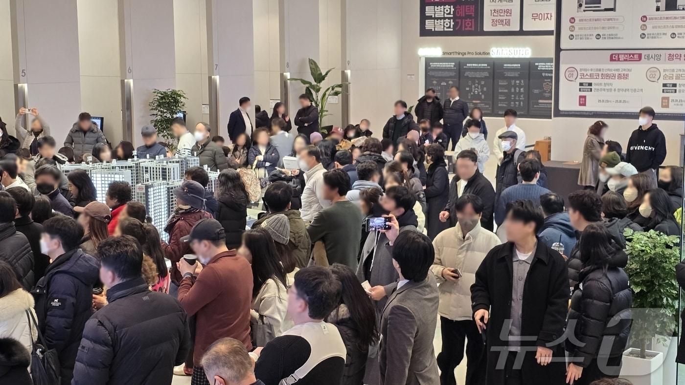 지난 10일 문을 연 대구 수성구 '더팰리스트데시앙' 견본주택을 찾은 시민들이 단지 모형을 살펴보고 있다.(태영건설 제공)