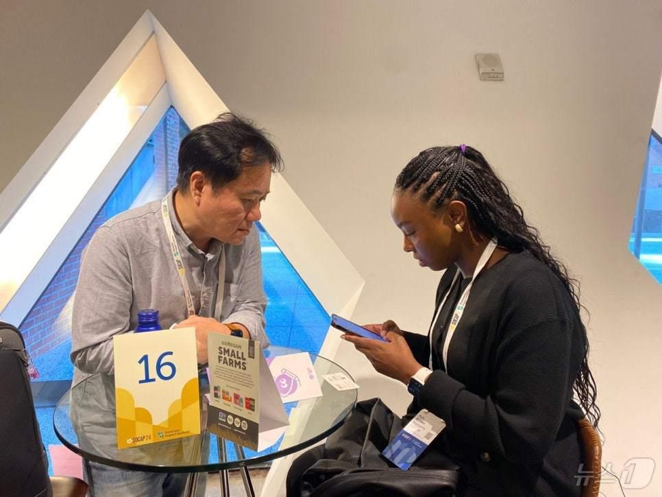 본문 이미지 - 대전창조경제혁신센터 보육기업 테바소프트가 SOCAP24에서 관련 업계 관계자와 미팅을 하고 있다.(대전혁신센터 제공)/뉴스1