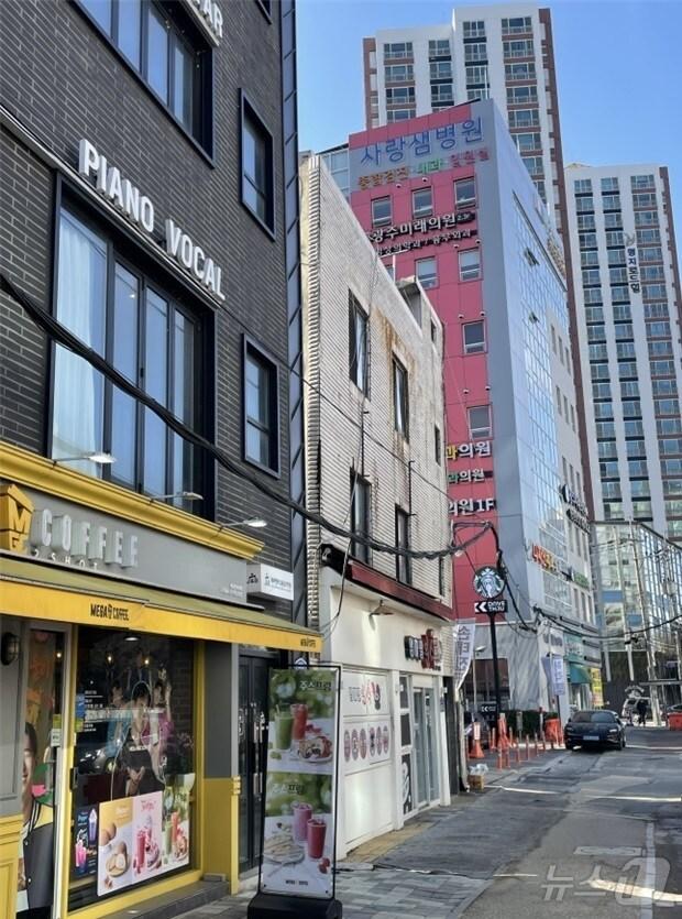 본문 이미지 - 기울어짐 신고가 접수된 광주 남구 방림동의 한 3층짜리 상가 건물의 모습.&#40;광주 남구 제공&#41;2025.1.13/뉴스1