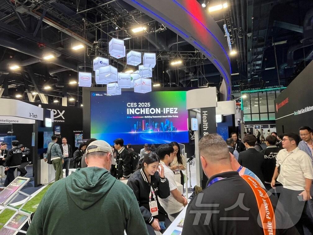 본문 이미지 - CES 2025 '인천-IFEZ 홍보관'(인천경제자유구역청 제공) / 뉴스1