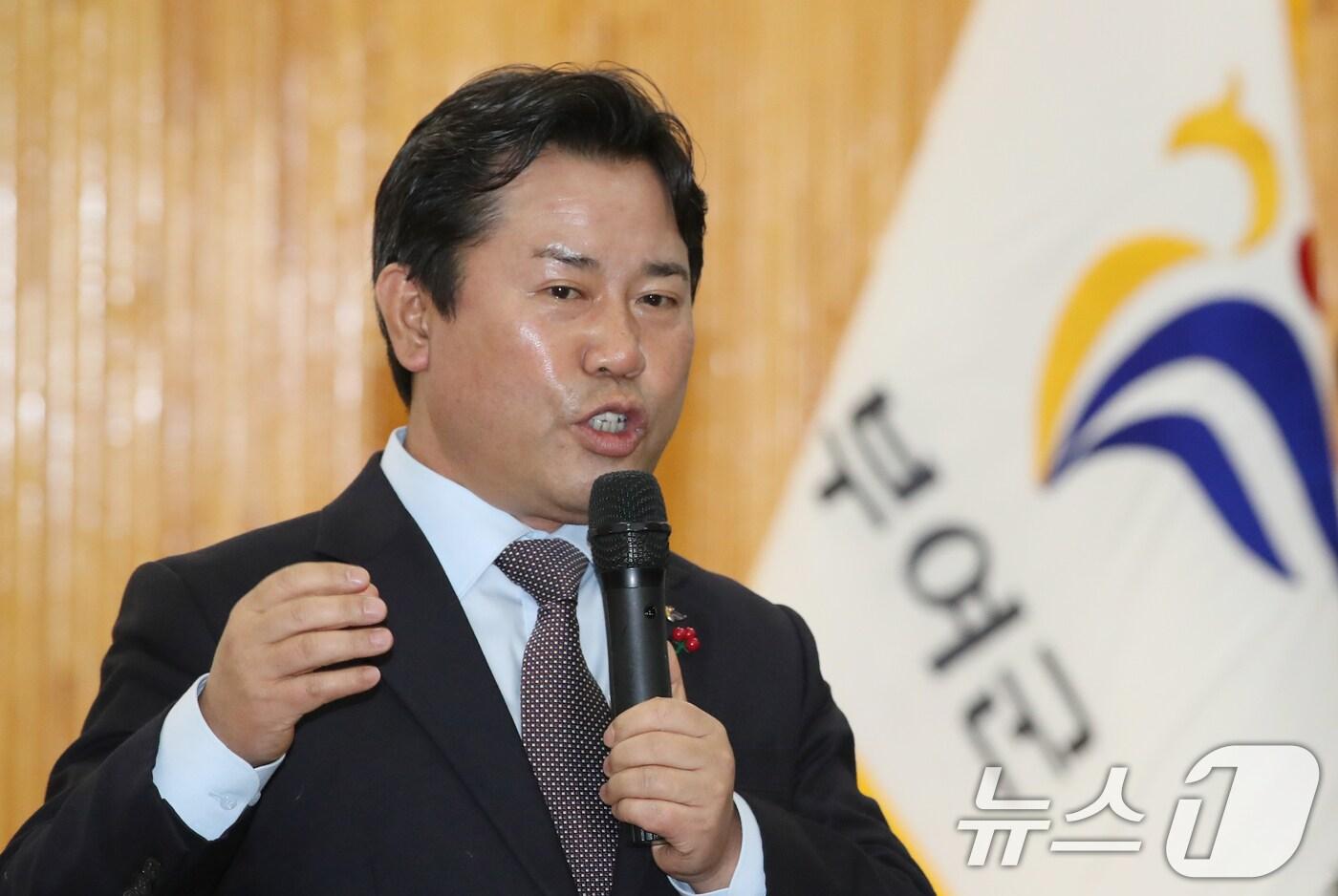 박정현 부여군수가 13일 충남 부여 여성문화회관에서 열린 찾아가는 동행콘서트에서 주민과 소통하고 있다. 2025.1.13/뉴스1 ⓒ News1 김기태 기자