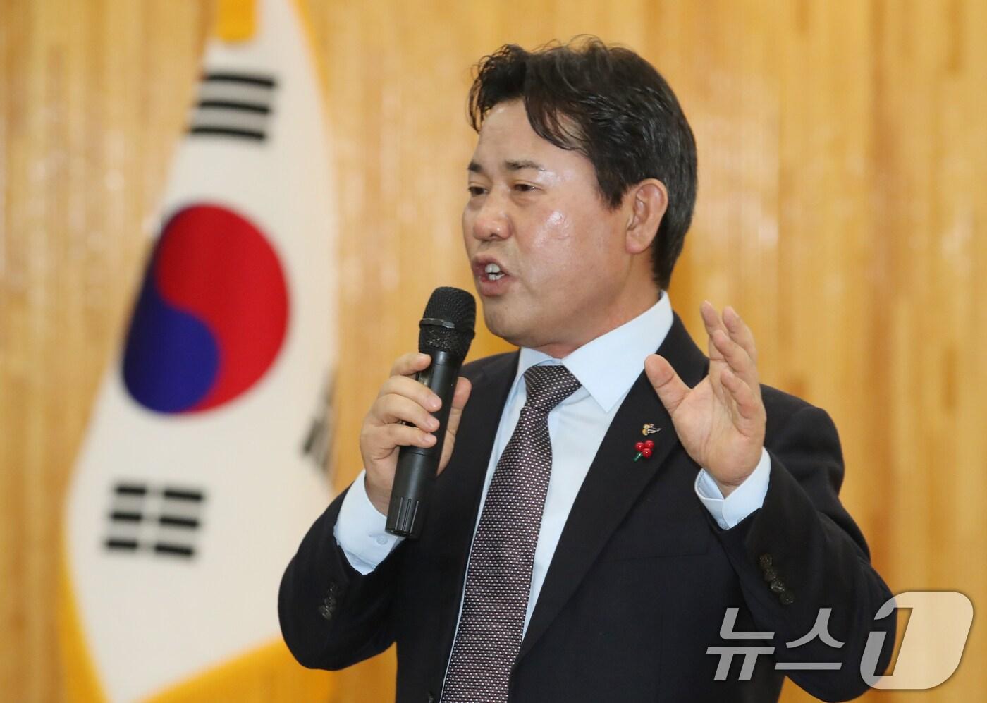 박정현 부여군수가 지난 13일 여성문화회관에서 열린 찾아가는 동행콘서트에서 주민과 소통하고 있다. ⓒ News1 김기태 기자