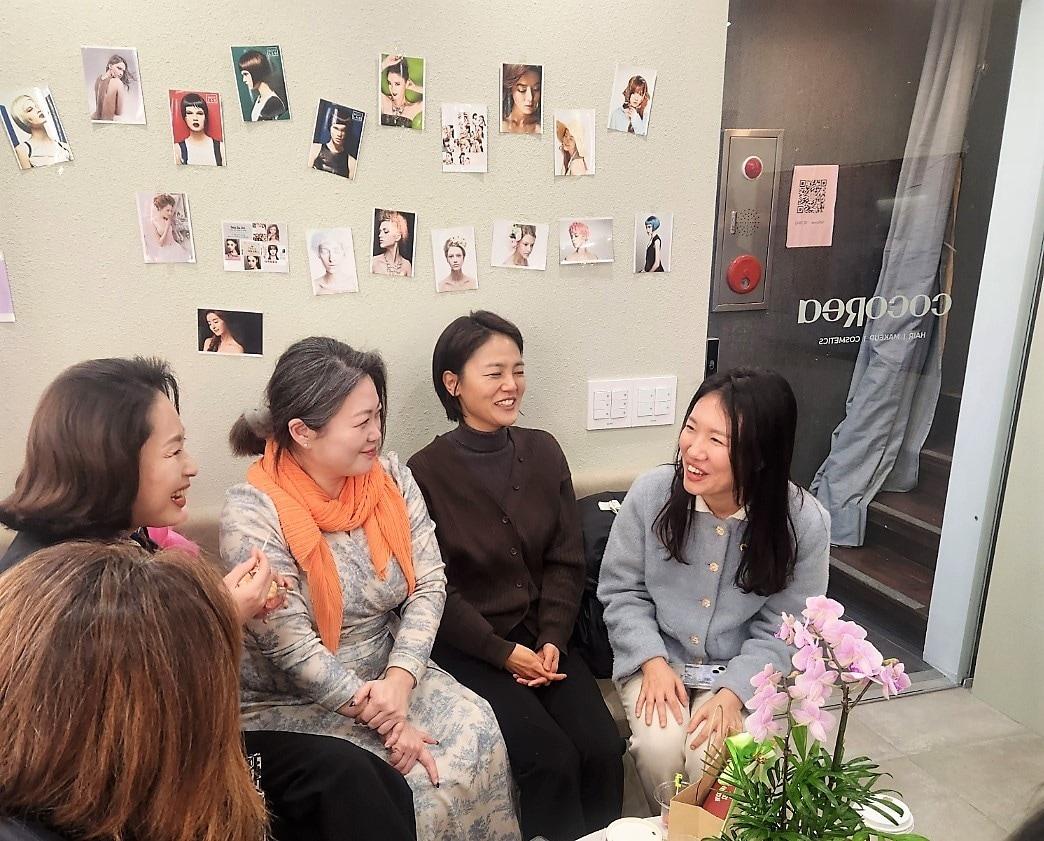 본문 이미지 -  서울시의회 이소라 의원(맨 오른쪽)은 개소식 즉석 간담회에서 K뷰티 도약을 위한 서울시의 정책적 지원을 아끼지 않겠다고 했다. (사진=코코리아 제공)