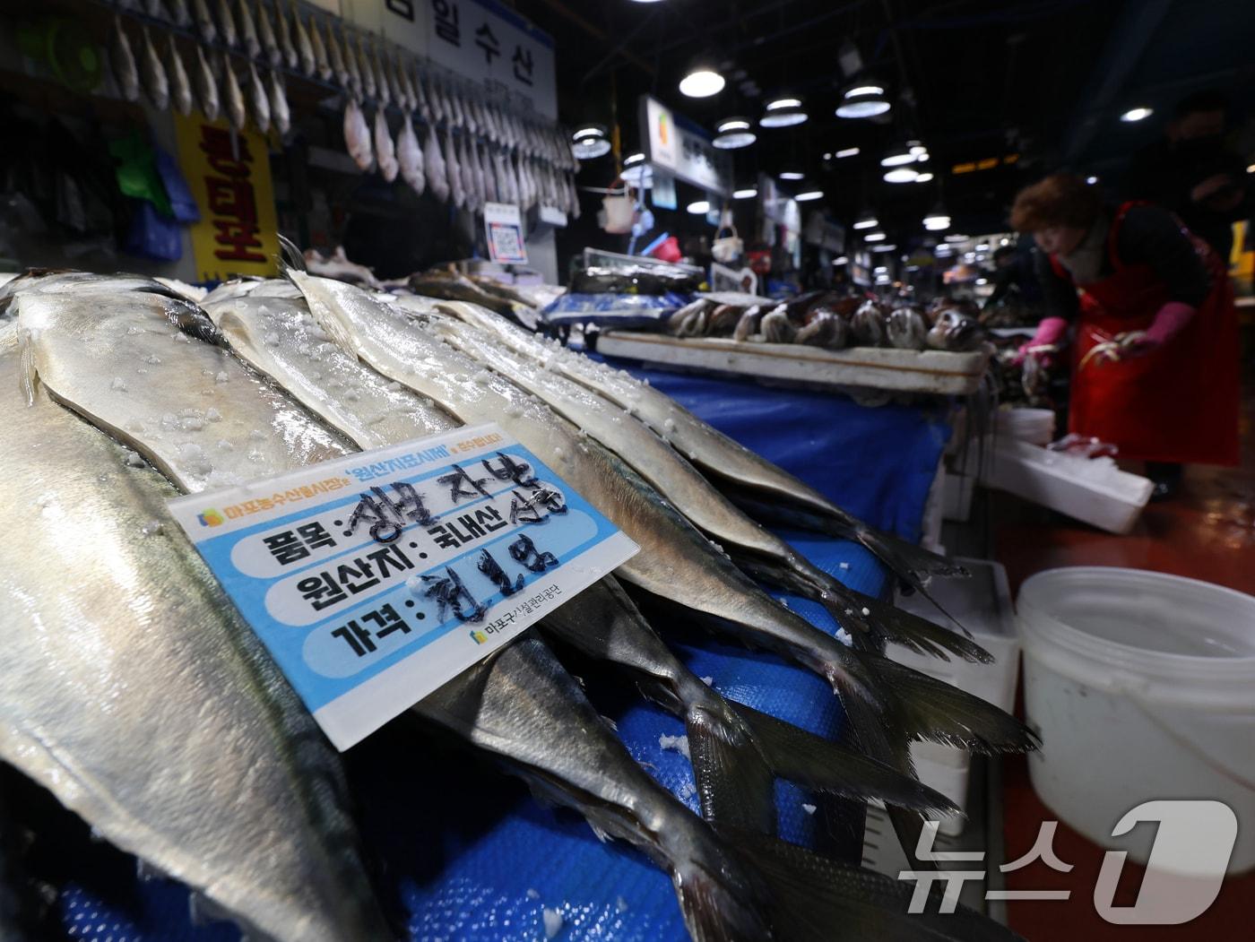본문 이미지 - 13일 서울 마포구 마포농수산물시장에 고등어가 진열돼있다. 2025.1.13 ⓒ 뉴스1 황기선 기자