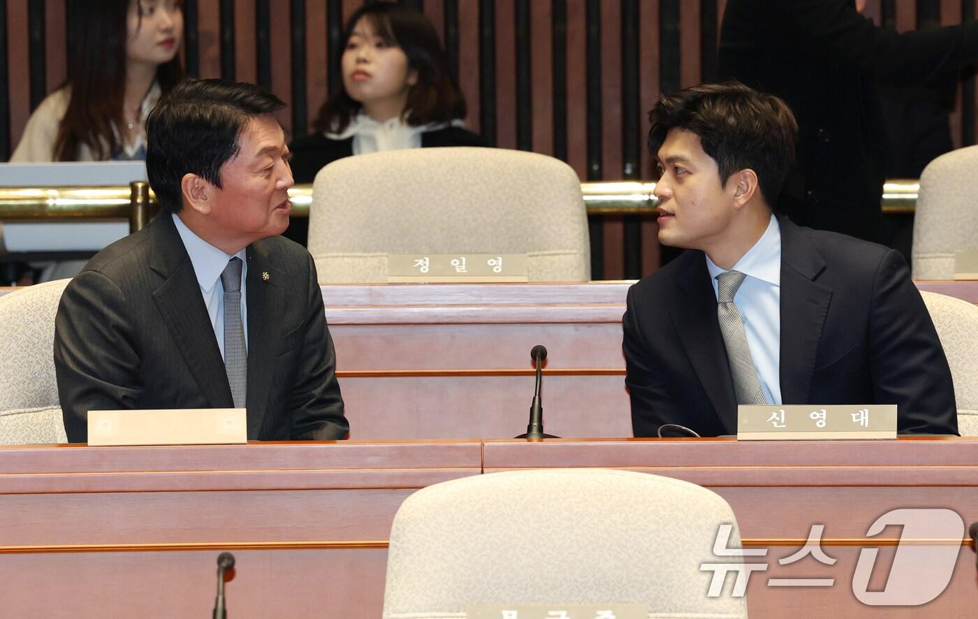 국민의힘 안철수, 김용태 의원이 지난 1월 13일 오후 서울 여의도 국회에서 열린 의원총회에서 대화하고 있다. 2025.1.13/뉴스1 ⓒ News1 이광호 기자