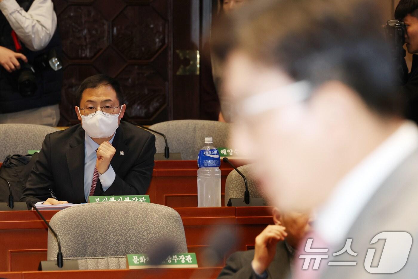 김상욱 국민의힘 의원이 13일 오후 서울 여의도 국회에서 열린 의원총회에서 권성동 원내대표의 발언을 듣고 있다. 2025.1.13/뉴스1 ⓒ News1 이광호 기자