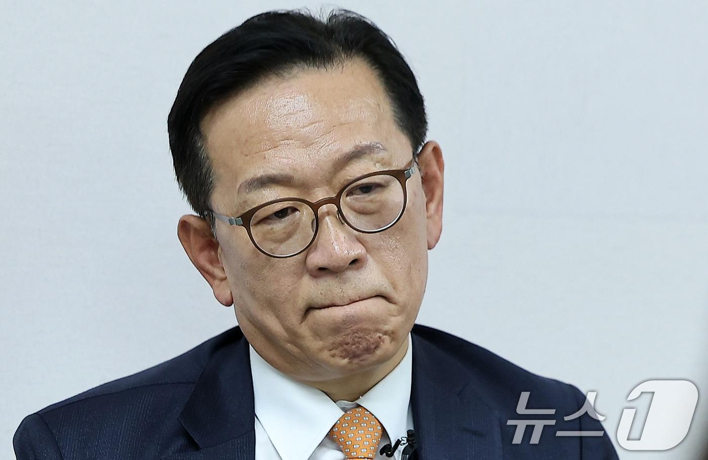 윤석열 대통령 측 법률자문인 석동현 변호사가 13일 오후 서울 서초구 석 변호사 사무실에서 고위공직자범죄수사처의 체포영장 관련 브리핑 중 취재진의 질문을 듣고 있다. 2025.1.13/뉴스1 ⓒ News1 김진환 기자