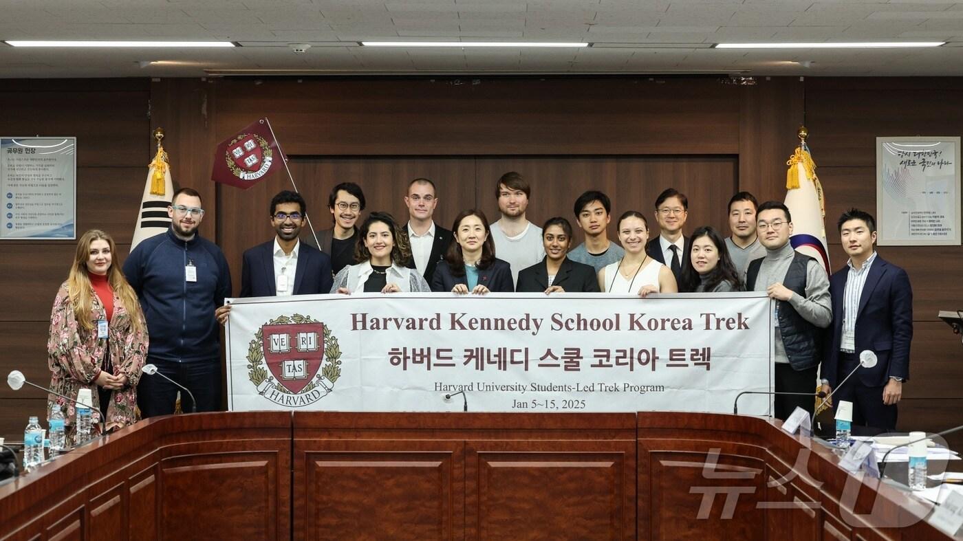 본문 이미지 - 통일부는 13일 미국 하버드 대학교 케네디스쿨 학생 방한단을 대상으로 '통일·대북정책 설명회'를 개최했다고 밝혔다. (통일부 제공)