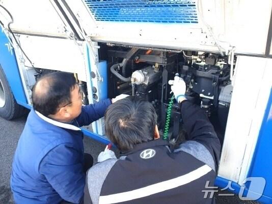 본문 이미지 - 전주시가 현재 운행 중인 수소시내버스 147대에 대한 특별 안전점검을 모두 마쳤다.(전주시 제공)/뉴스1