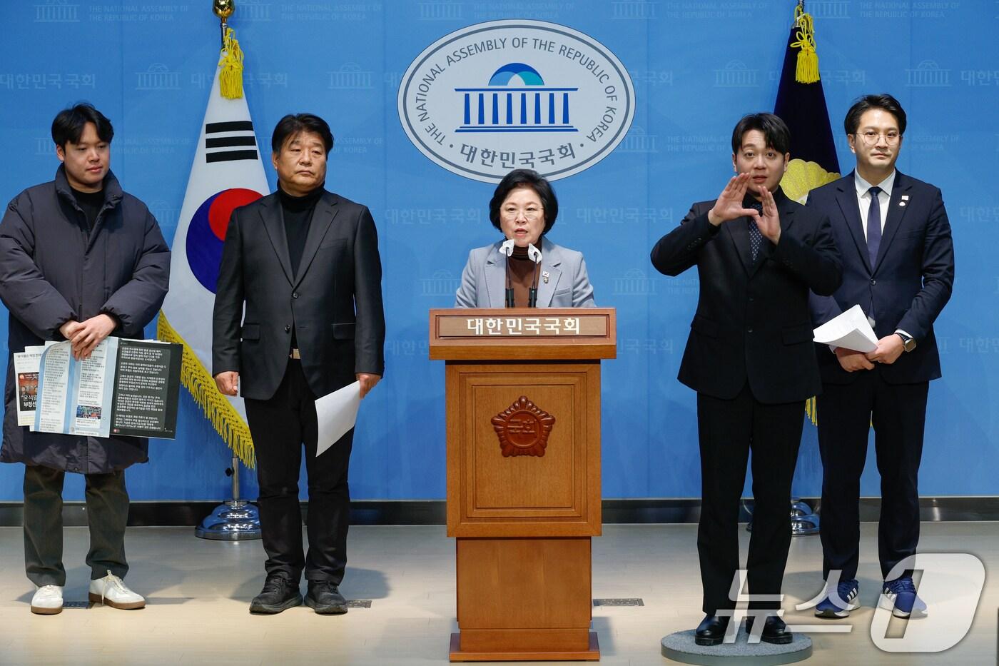 김현 더불어민주당 국민소통위원회&#40;허위조작감시단&#41; 위원장과 양문석, 전용기 의원이 13일 서울 여의도 국회 소통관에서 가짜뉴스 관련 현안 브리핑을 하고 있다. 2025.1.13/뉴스1 ⓒ News1 안은나 기자