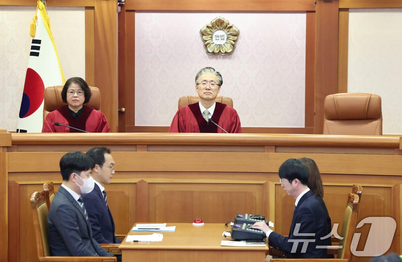 본문 이미지 - 김형두(오른쪽) 헌법재판관과 김복형 헌법재판관이 13일 서울 종로구 헌법재판소 소심판정에서 열린 한덕수 국무총리 탄핵심판 첫 변론준비기일을 진행하기 위해 자리하고 있다. 2025.1.13/뉴스1 ⓒ News1 송원영 기자