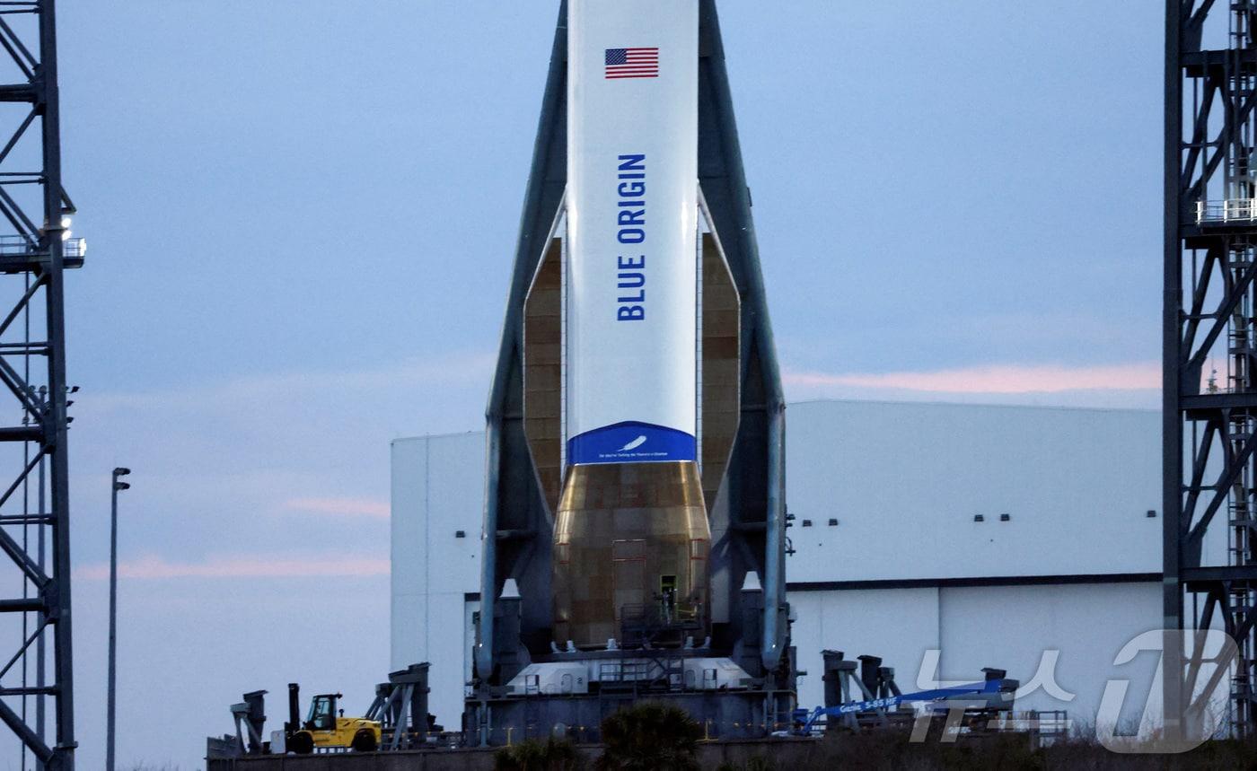 아마존 창업자 제프 베이조스가 2000년에 설립한 우주 기업 블루 오리진이 13일&#40;현지시간&#41; 대형 재사용 발사체 &#39;뉴글렌&#39;&#40;New Glenn&#41;을 시험 발사한다. 사진은 당초 발사일이었던 지난 10일 미국 플로리다주&#40;州&#41; 케이프 커내버럴 우주군 기지에서의 뉴글렌의 모습. 2025.1.10. ⓒ 로이터=뉴스1 ⓒ News1 조소영 기자