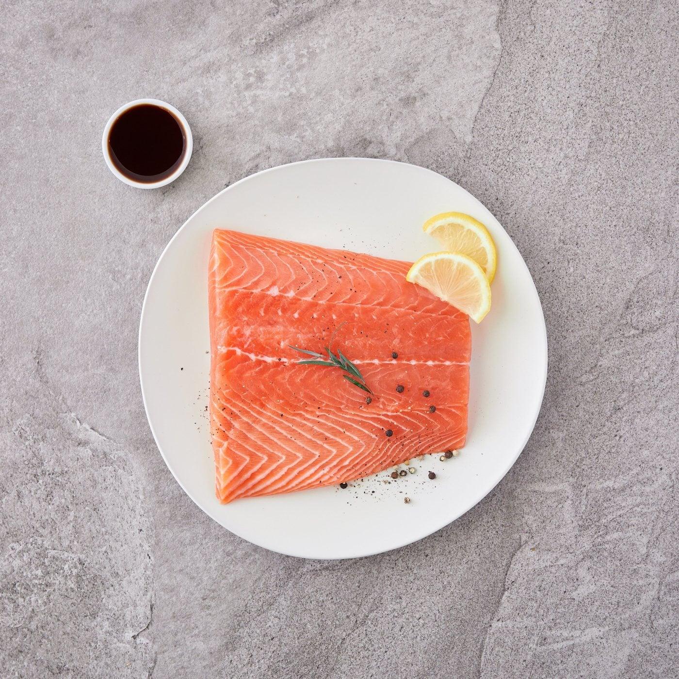 본문 이미지 - 연어회.(롯데마트제공)