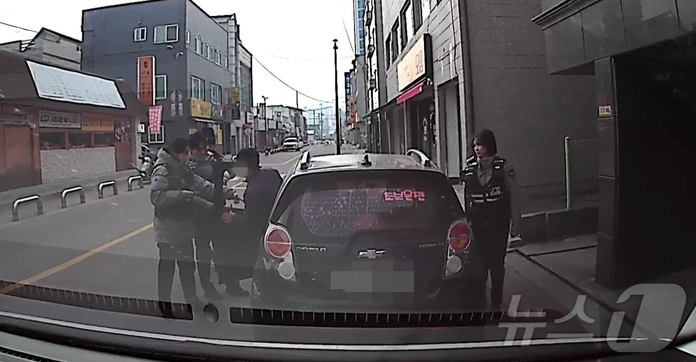 본문 이미지 - 강원경찰청 기동순찰대 11팀은 13일 오전 원주시 우산동 일대에서 20대 불법체류 외국인을 검거했다.(강원경찰청 제공) 2025.1.13/뉴스1