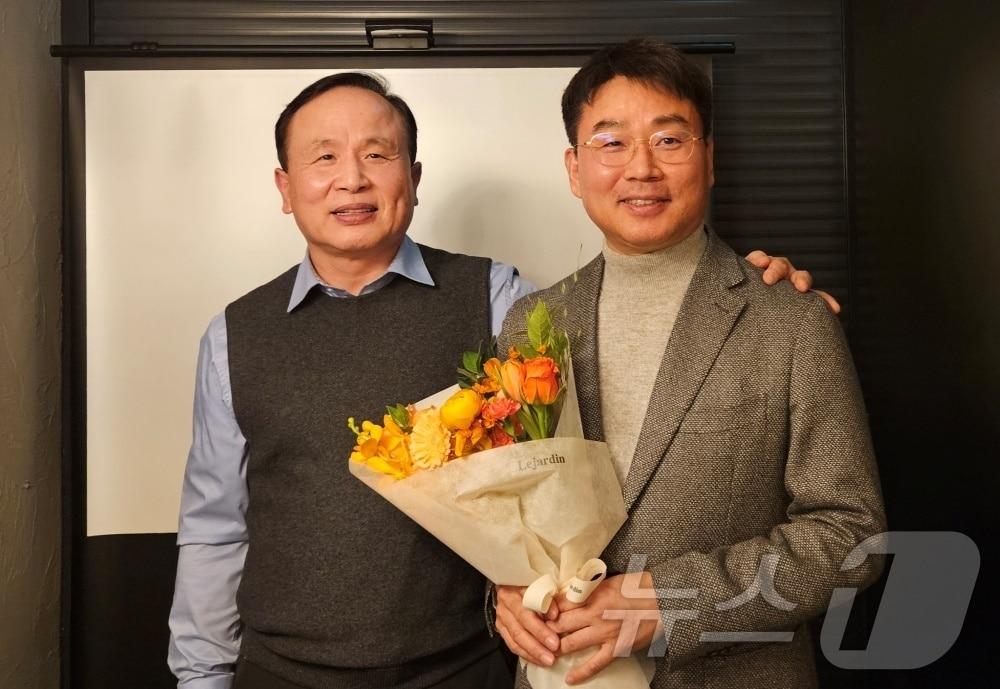 본문 이미지 - 한국수의영양학회 이사회는 11일 양철호 현 회장을 만장일치로 제4대 회장에 추대했다. 사진은 조도남 선거관리위원장&#40;왼쪽&#41;과 양철호 회장. ⓒ 뉴스1