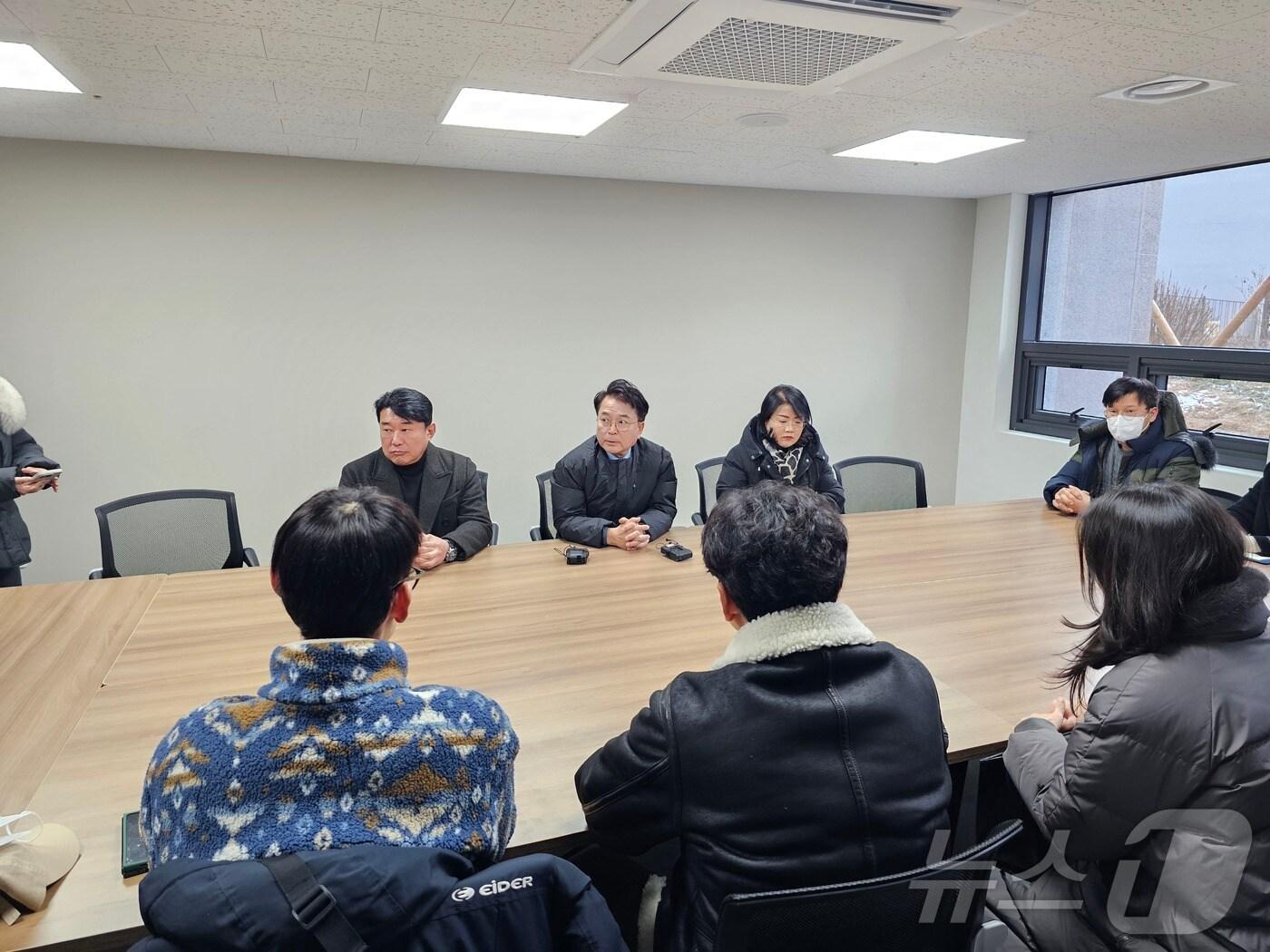 본문 이미지 - 육동한 춘천시장이 13일 학곡리 모아엘가 비스타 현장을 찾아 입주예정자협의회 등과 간담회를 갖고 있다.(춘천시 제공)